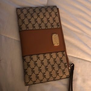 Micheal Kors Wristlet